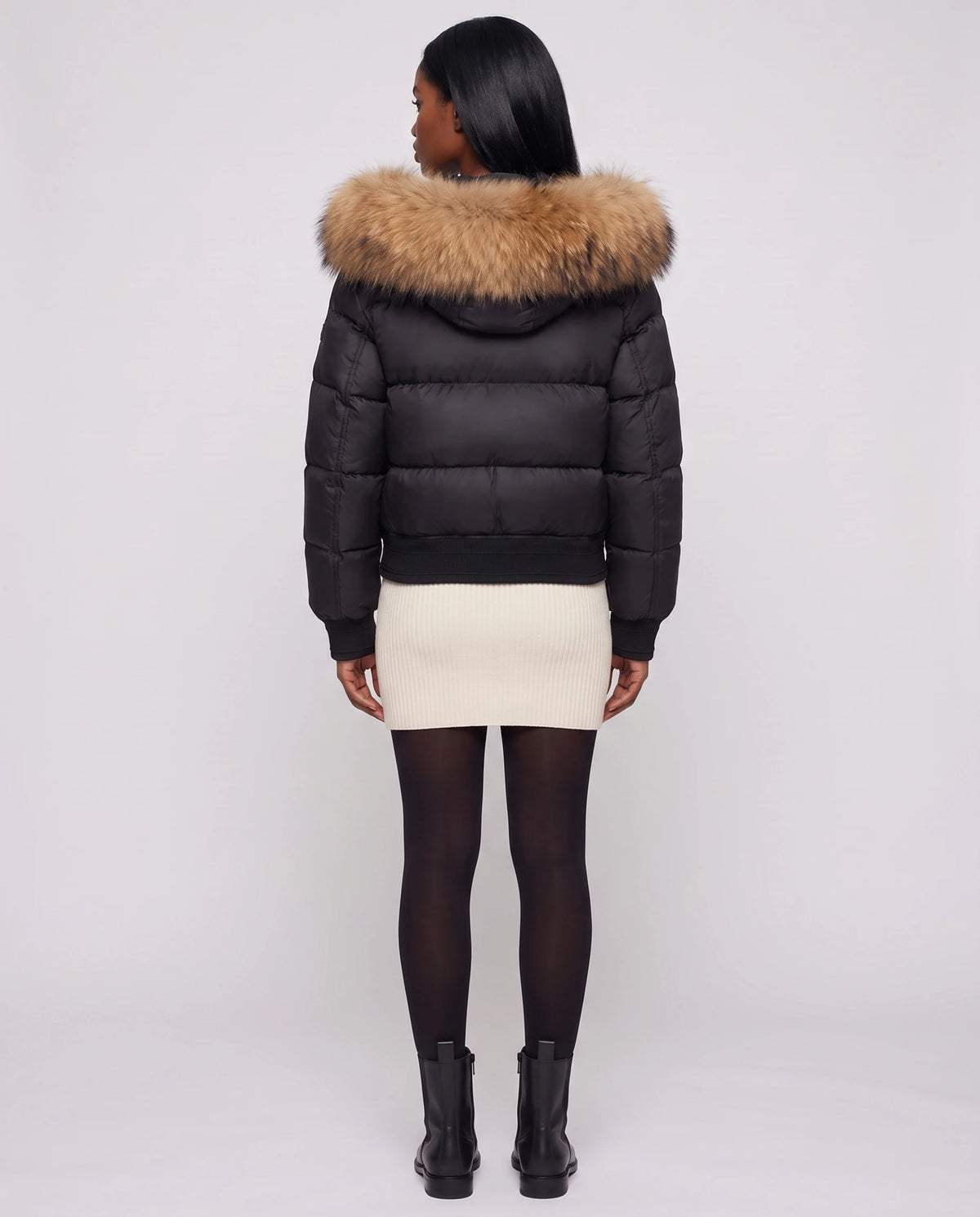 Kurze Steppjacke mit grosser Kunstfellkapuze Rebecca in Schwarz · naturfarbenes Fell, Rückansicht, Kapuze auf dem Rücken