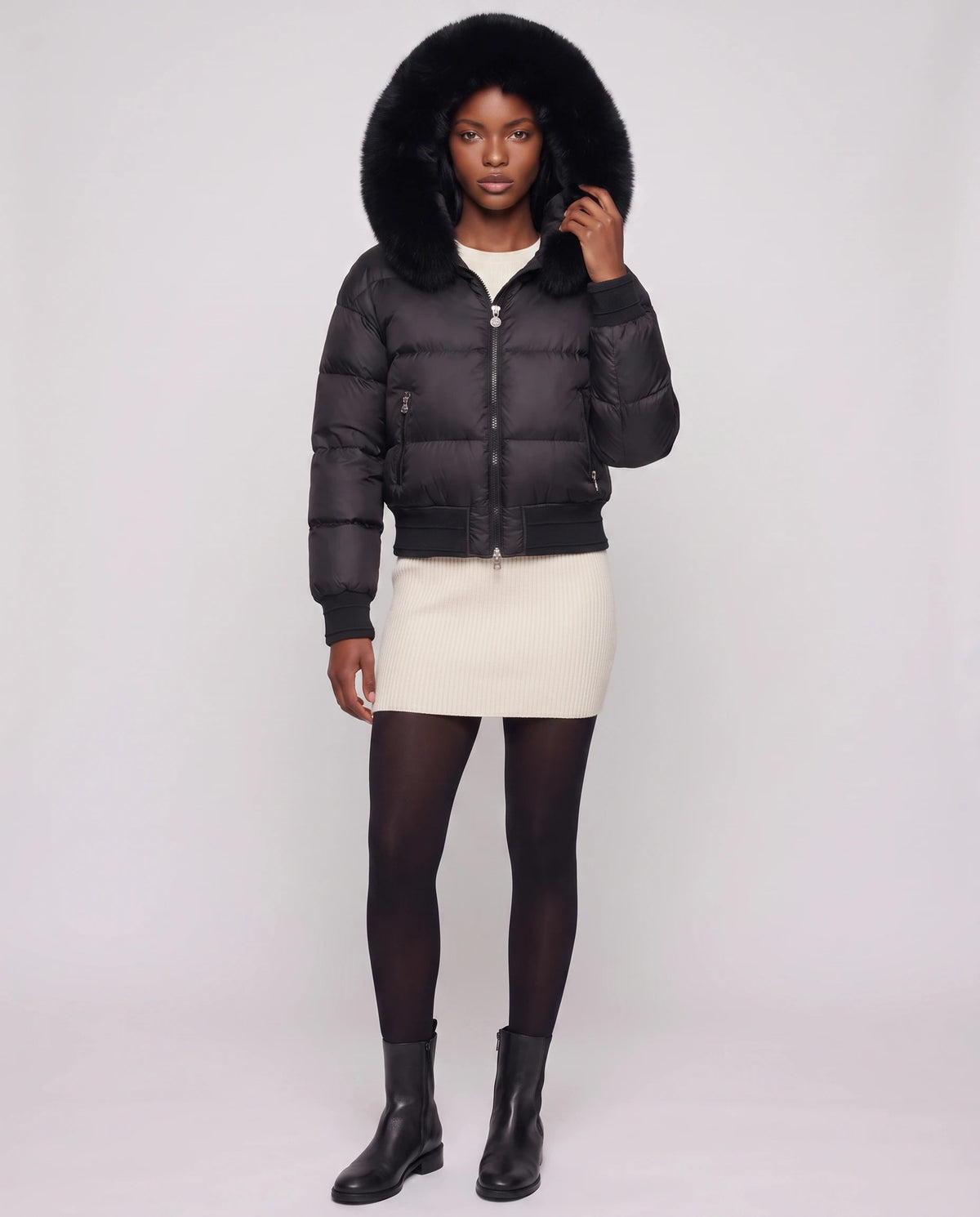 Kurze Steppjacke mit grosser Kunstfellkapuze Rebecca in Schwarz · schwarzes Fell, Dreiviertelansicht, grosse Kunstfellkapuze aufgesetzt