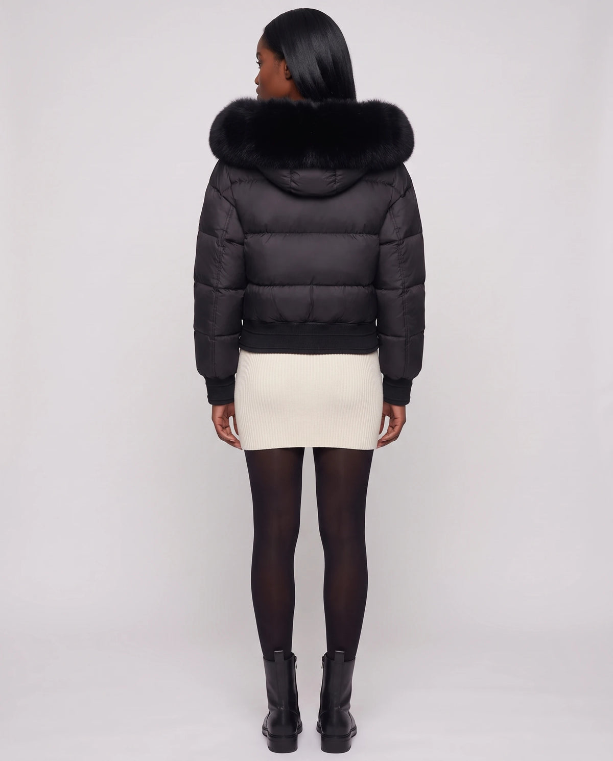 Kurze Steppjacke mit grosser Kunstfellkapuze Rebecca in Schwarz · schwarzes Fell, Rückansicht, Kapuze auf dem Rücken
