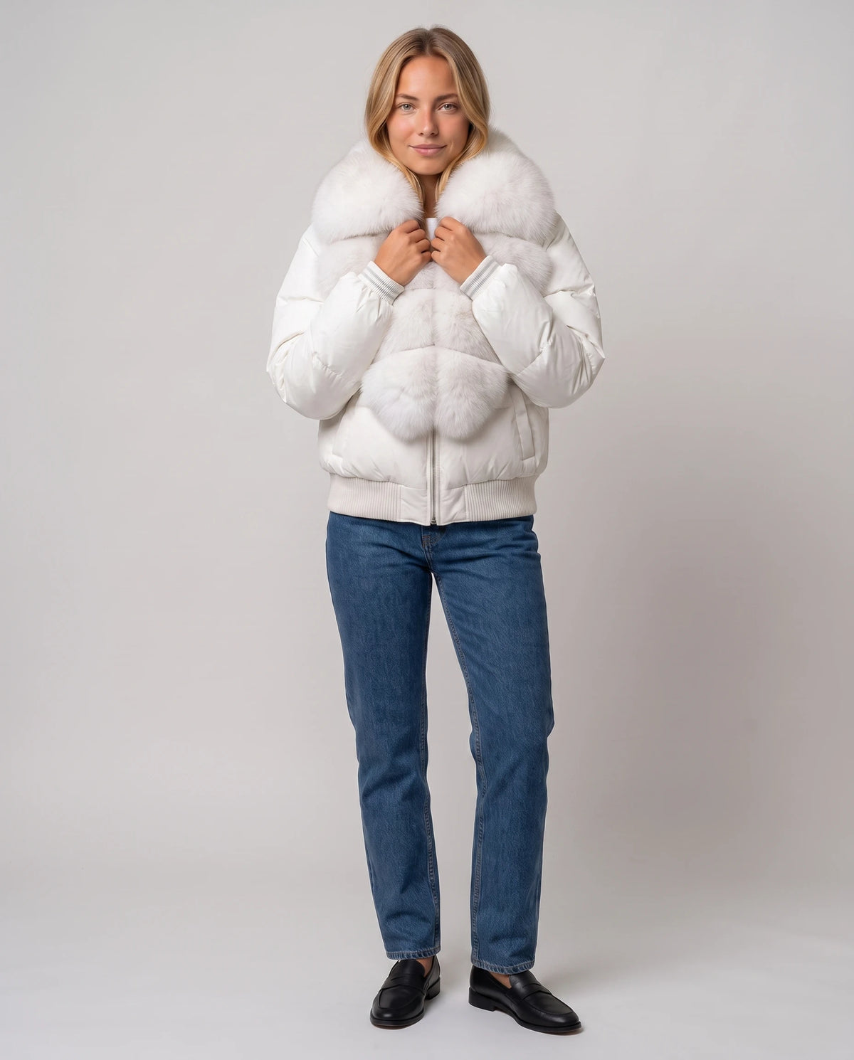 Kurze Steppjacke mit breitem Kunstfellkragen Eva in Weiss, Dreiviertelansicht, Kragen ums Gesicht hochgestellt