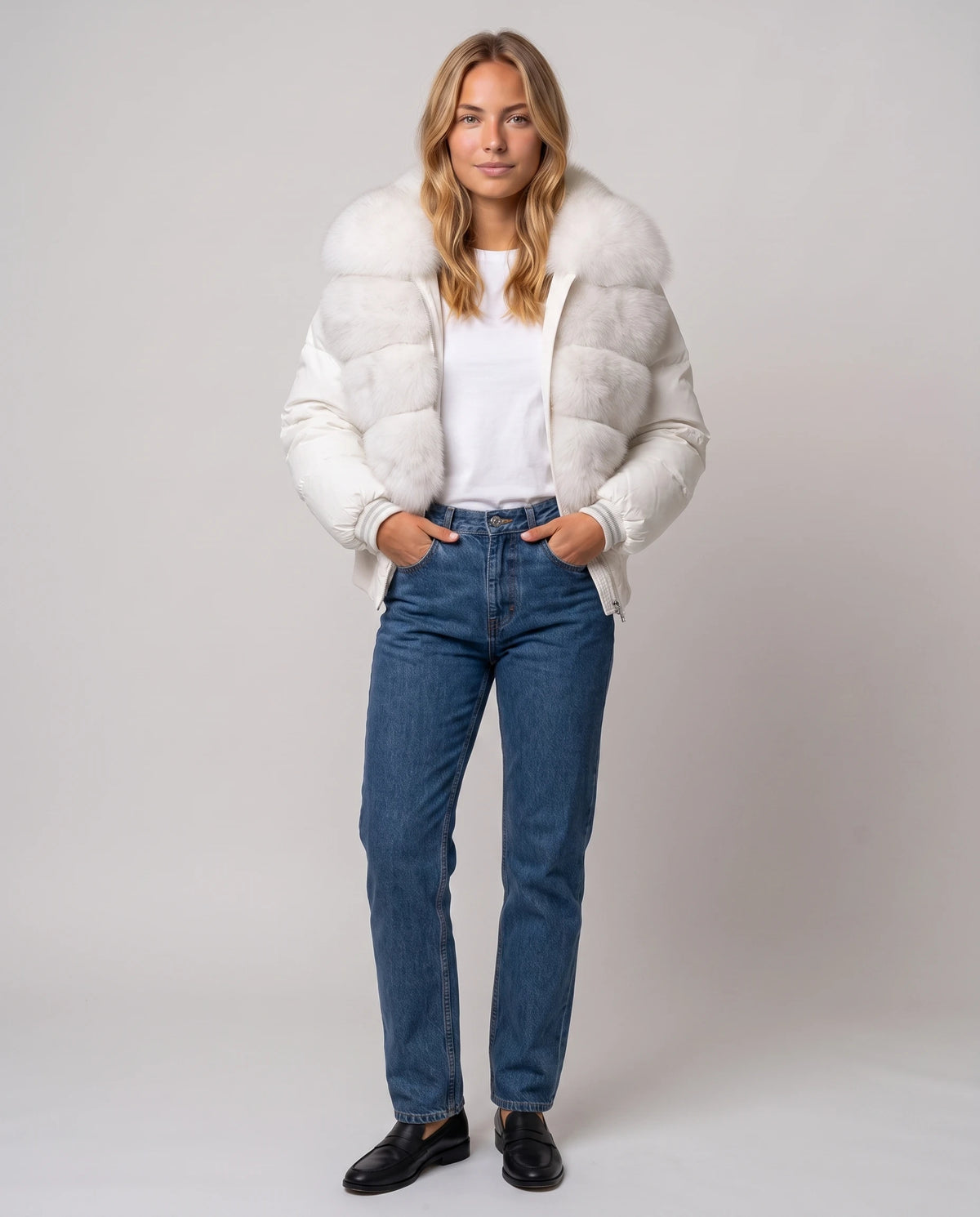 Kurze Steppjacke mit breitem Kunstfellkragen Eva in Weiss, offen getragen über weissem T-Shirt