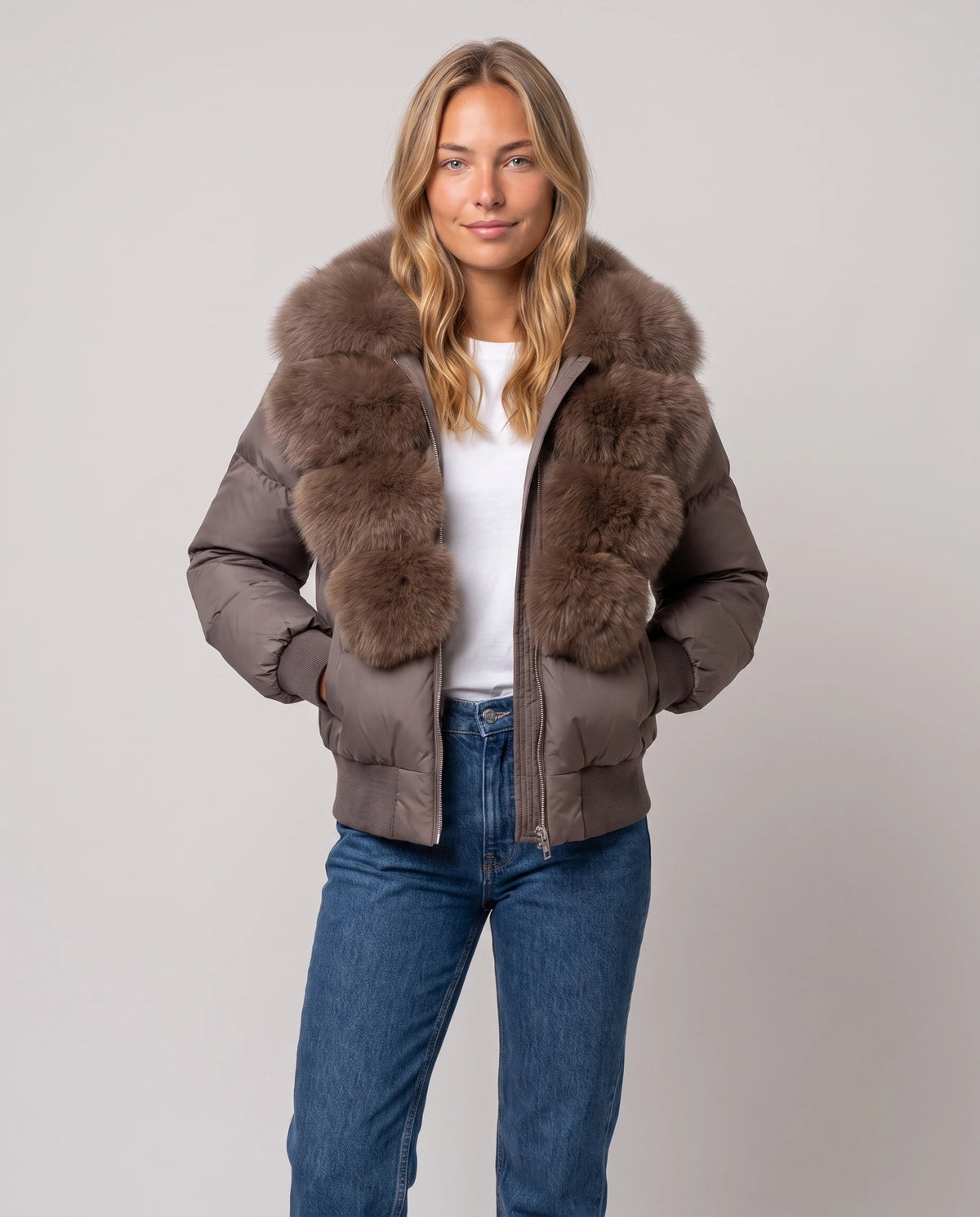 Kurze Steppjacke mit breitem Kunstfellkragen Eva in Braun, Nahaufnahme von vorn, geschlossen, breiter Kunstfellkragen