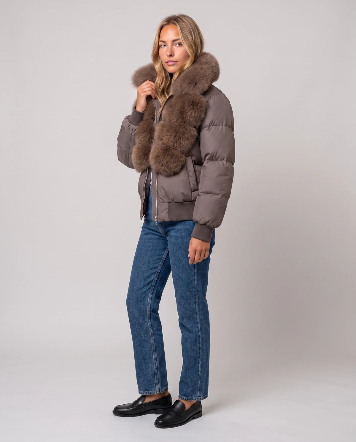 Kurze Steppjacke mit breitem Kunstfellkragen Eva in Braun, Dreiviertelansicht, Kragen ums Gesicht hochgestellt