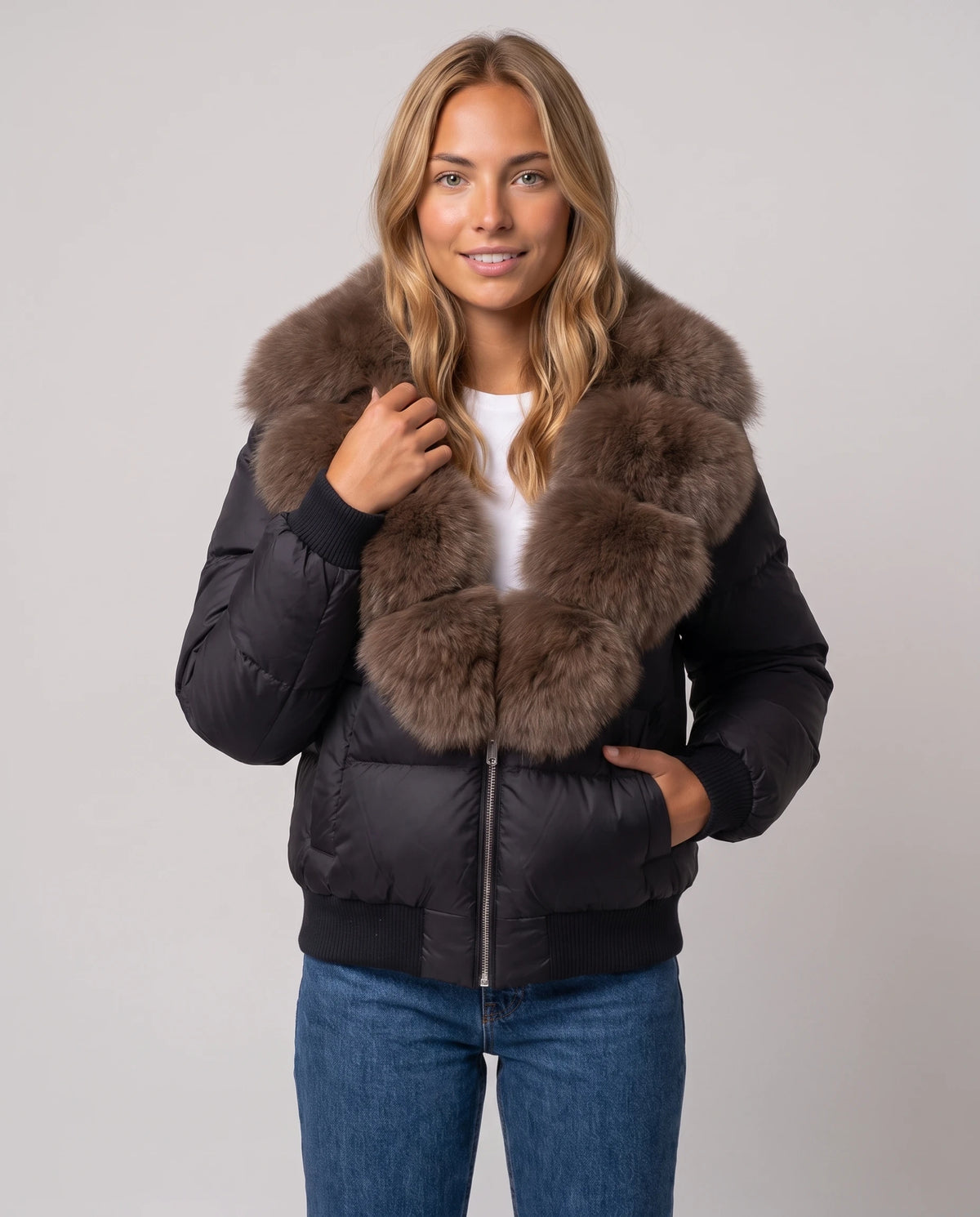 Kurze Steppjacke mit breitem Kunstfellkragen Eva in Schwarz, Nahaufnahme von vorn, geschlossen, breiter Kunstfellkragen
