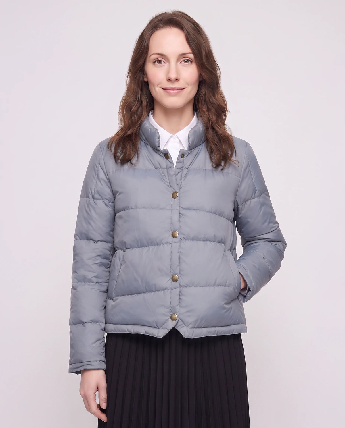 Doudoune courte légère façon blouson à pressions Christelle en Bleu Gris, plan rapproché, pressionnée, col montant fermé
