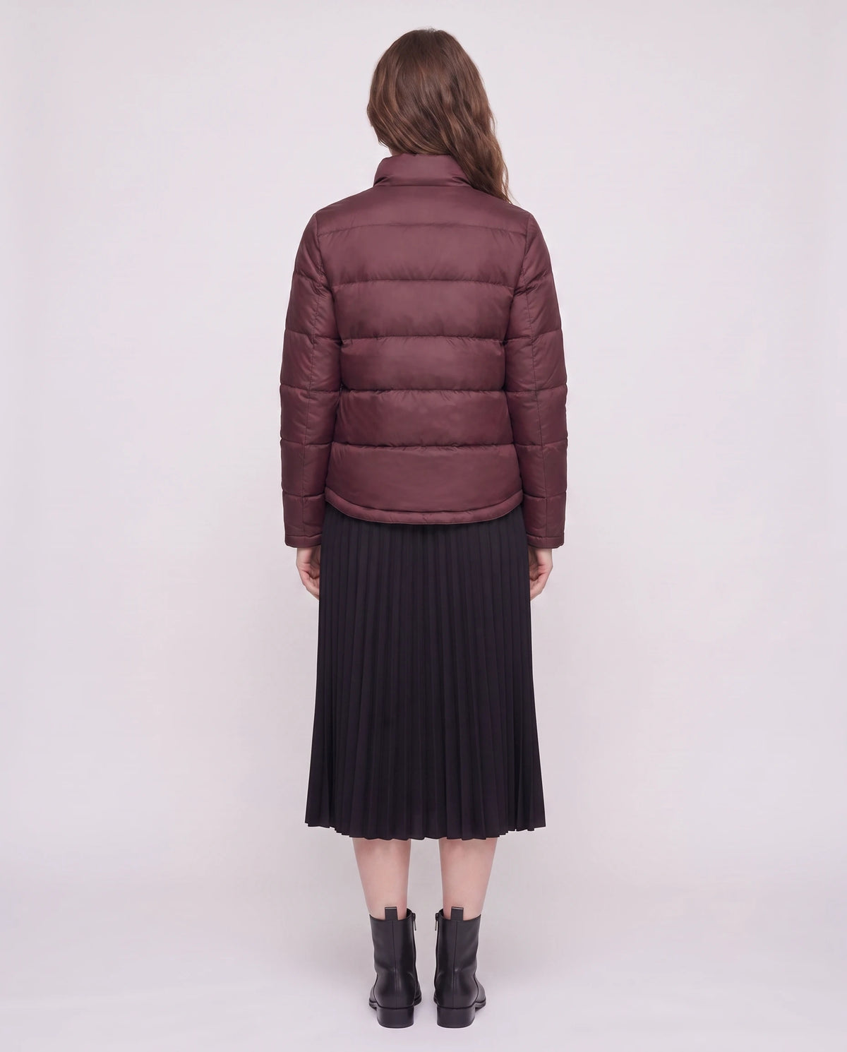 Doudoune courte légère façon blouson à pressions Christelle en Bordeaux, vue de dos, canaux horizontaux