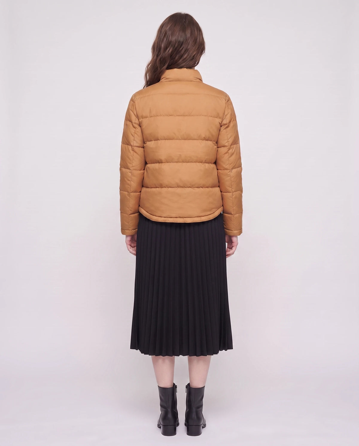 Doudoune courte légère façon blouson à pressions Christelle en Caramel, vue de dos, canaux horizontaux