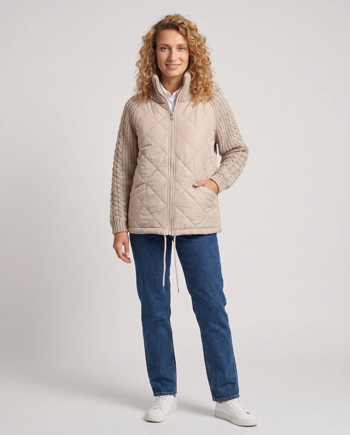 Kurze Steppjacke mit Strickärmeln Emma in Beige, Vorderansicht in ganzer Länge, Saumkordeln lose