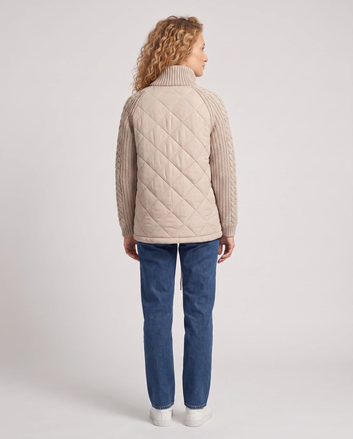 Doudoune courte à manches tricot Emma en Beige, vue de dos, matelassage losanges et manches tricot