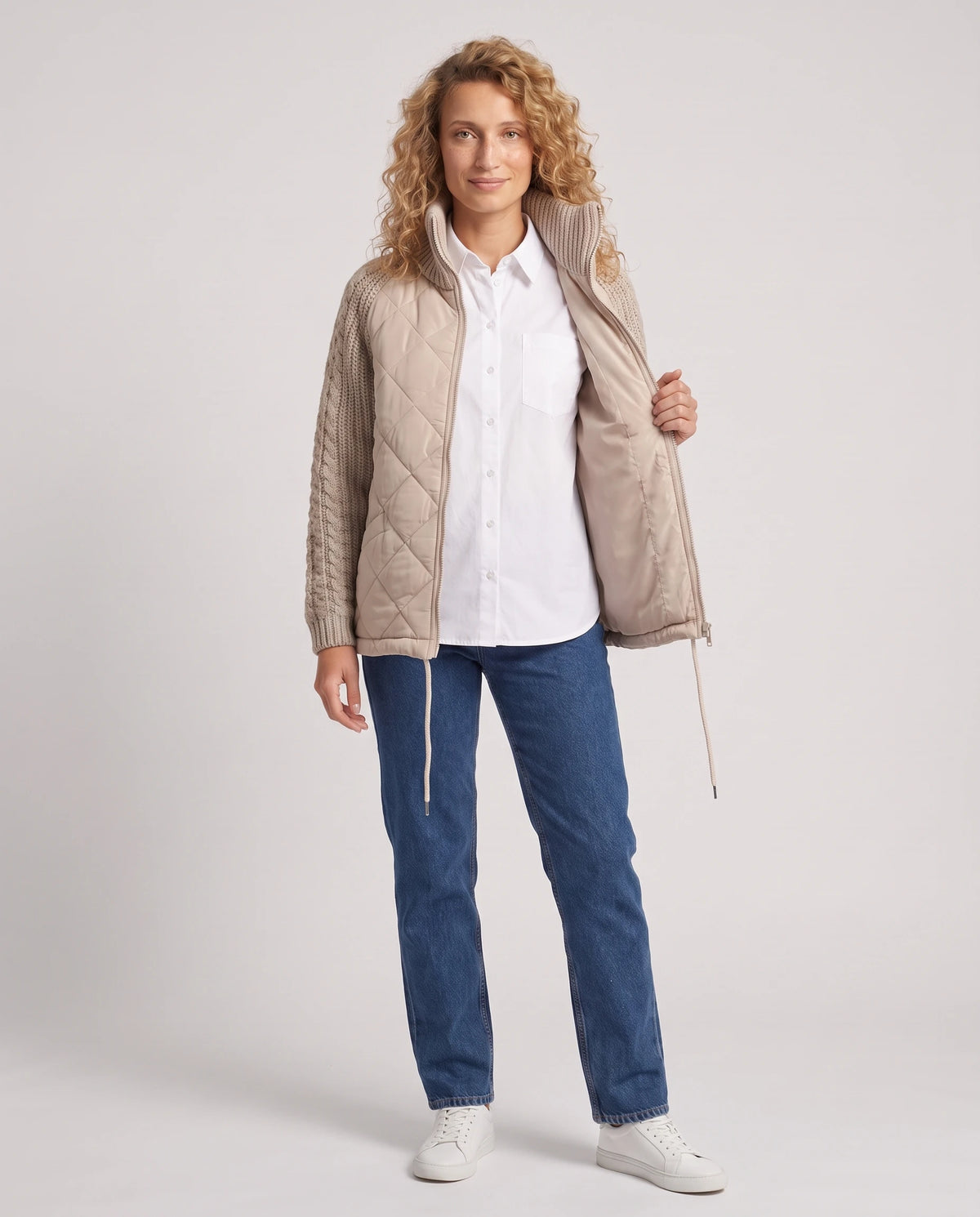 Doudoune courte à manches tricot Emma en Beige, portée ouverte sur une chemise blanche