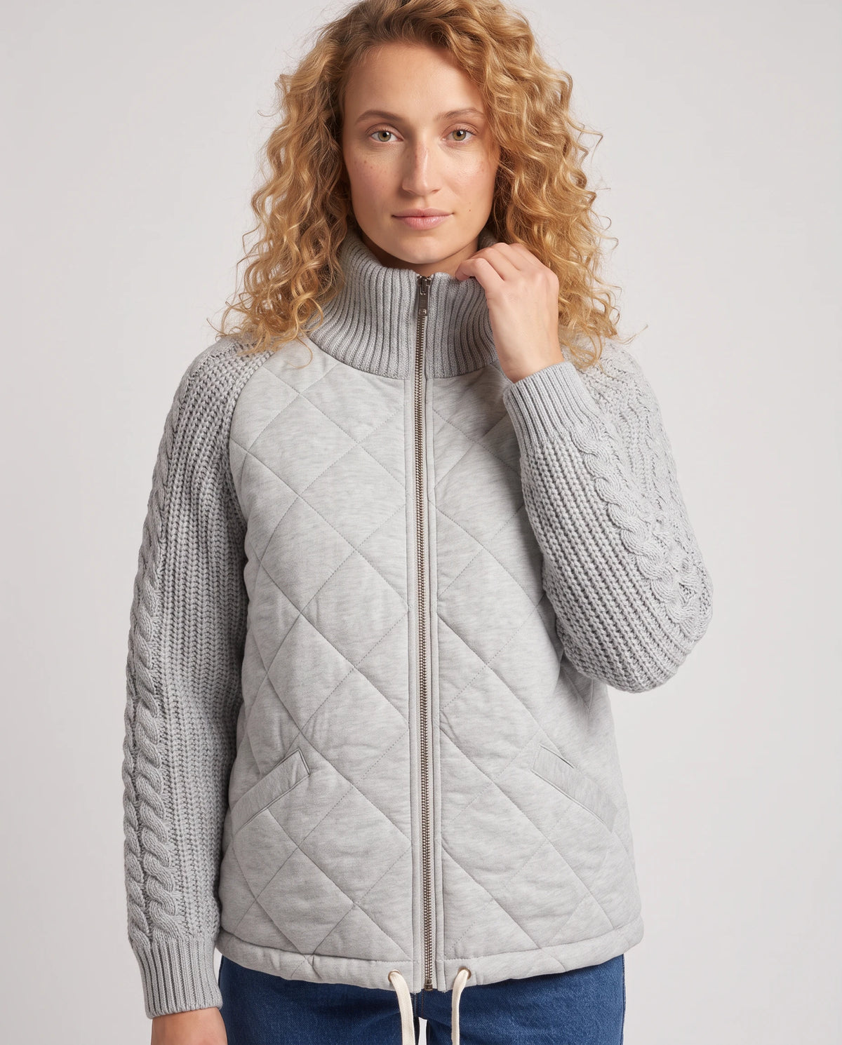 Doudoune courte à manches tricot Emma en Gris clair, plan rapproché de face, zippée jusqu'au col tricot