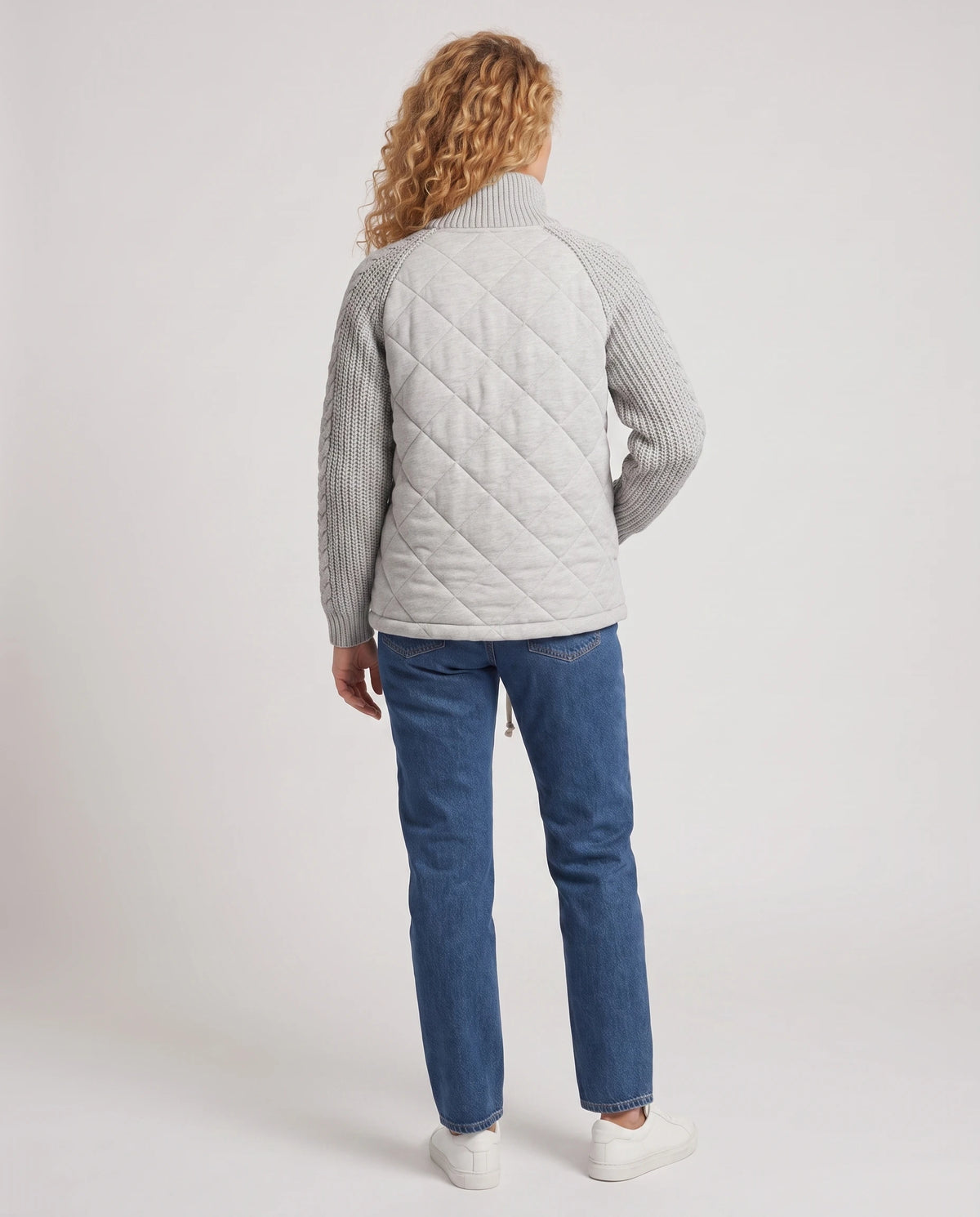 Doudoune courte à manches tricot Emma en Gris clair, vue de dos, matelassage losanges et manches tricot