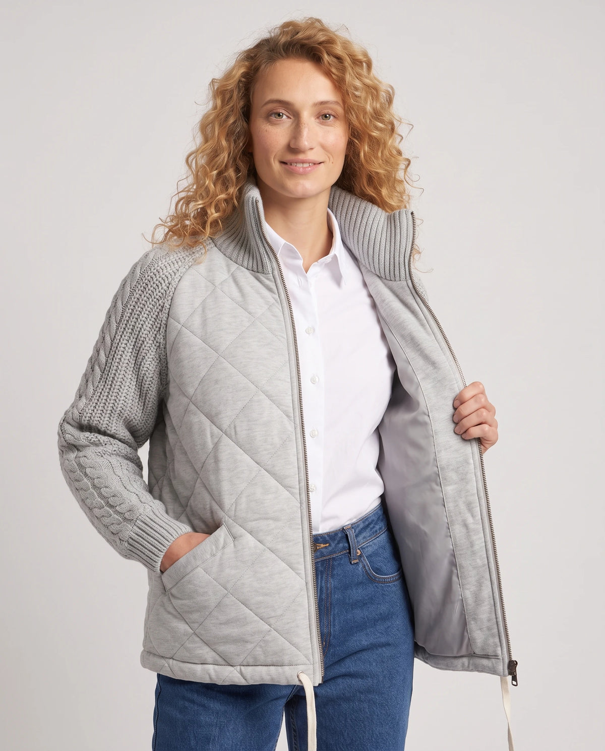 Doudoune courte à manches tricot Emma en Gris clair, portée ouverte sur une chemise blanche, plan rapproché