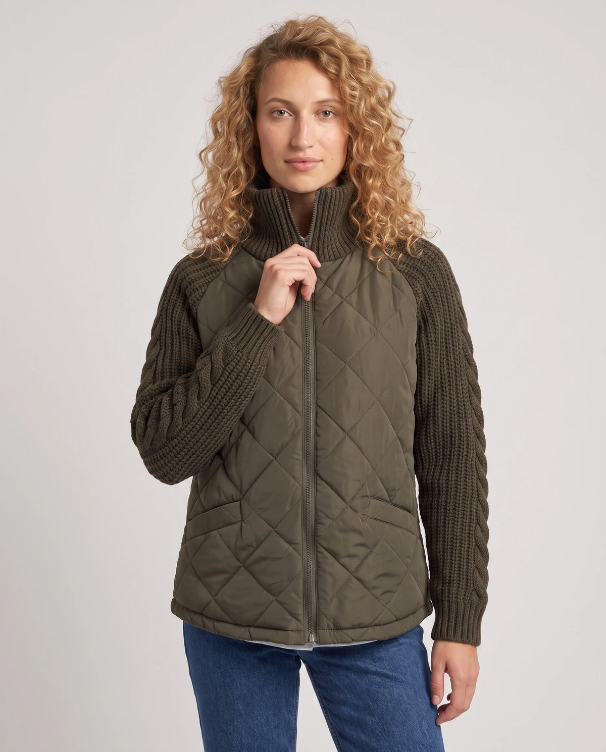 Doudoune courte à manches tricot Emma en Vert Olive, plan rapproché de face, zippée jusqu'au col tricot
