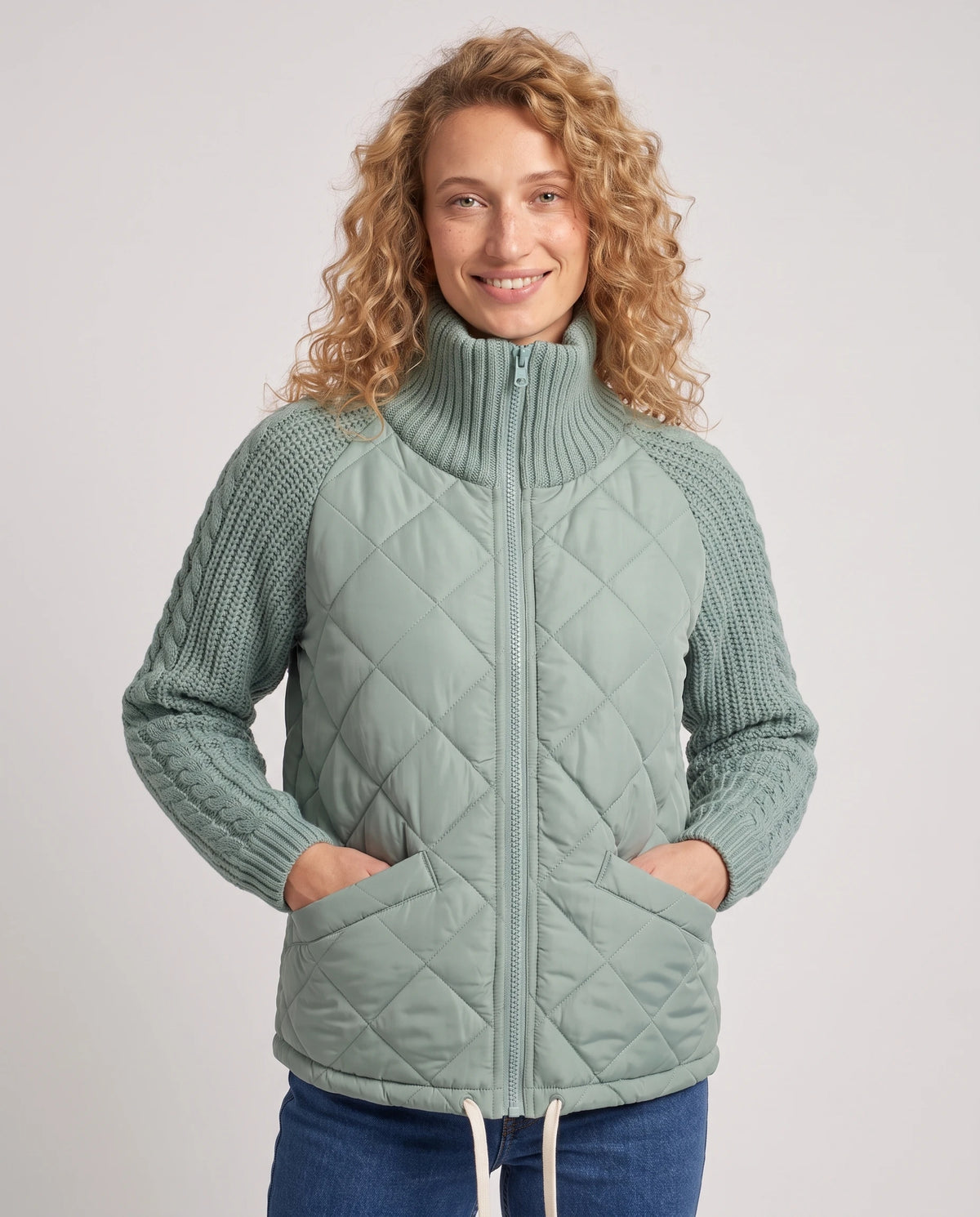 Doudoune courte à manches tricot Emma en Vert Sauge, plan rapproché de face, zippée jusqu'au col tricot