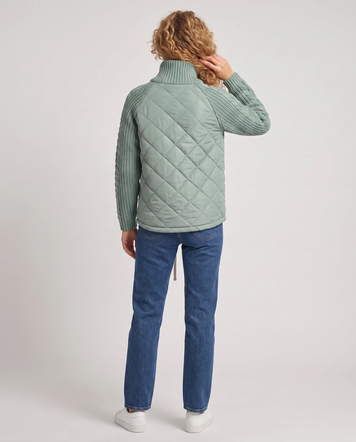 Doudoune courte à manches tricot Emma en Vert Sauge, vue de dos, matelassage losanges et manches tricot
