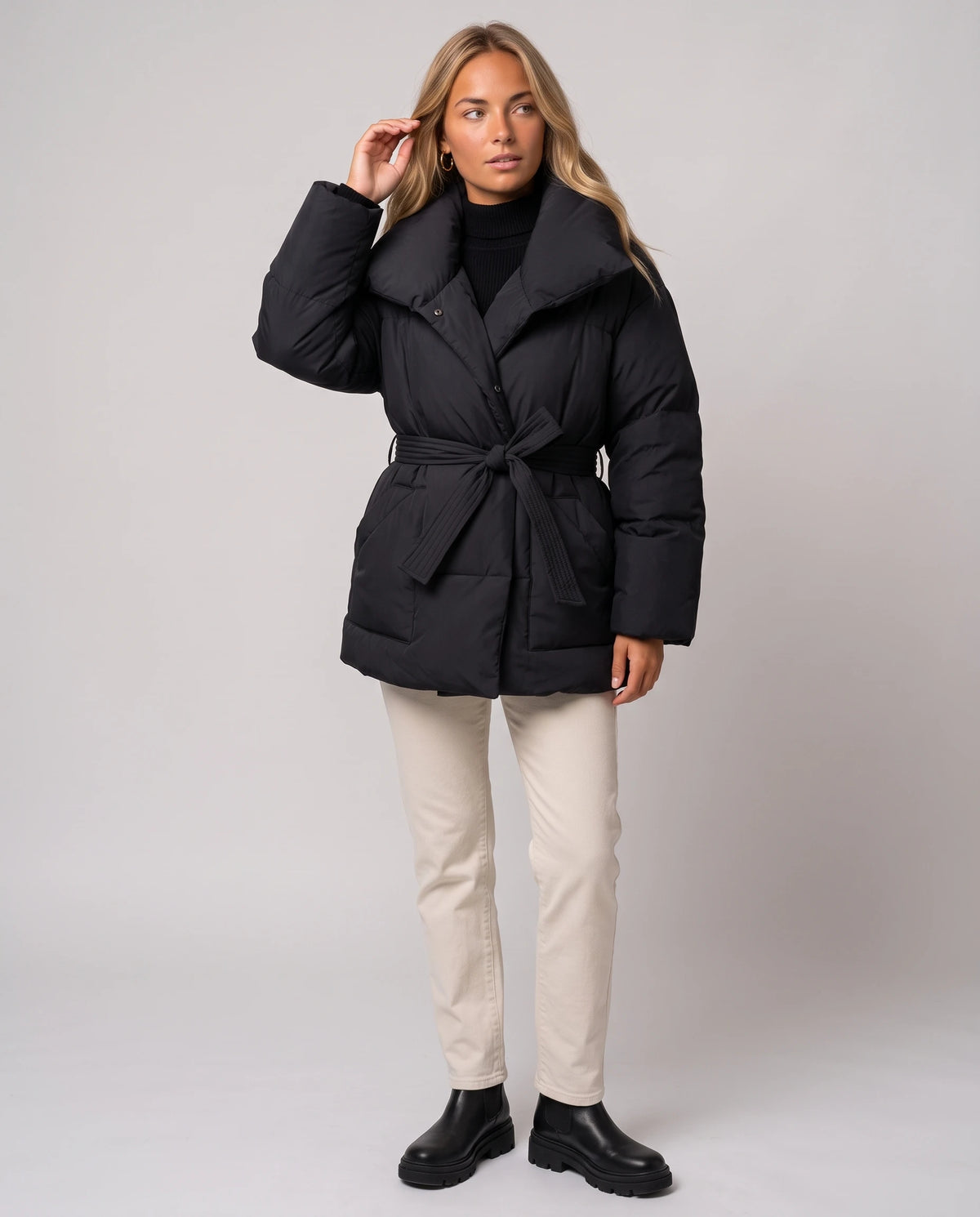 Kurze Oversize-Steppjacke mit Gürtel Maïwenn in Schwarz, Vorderansicht in ganzer Länge