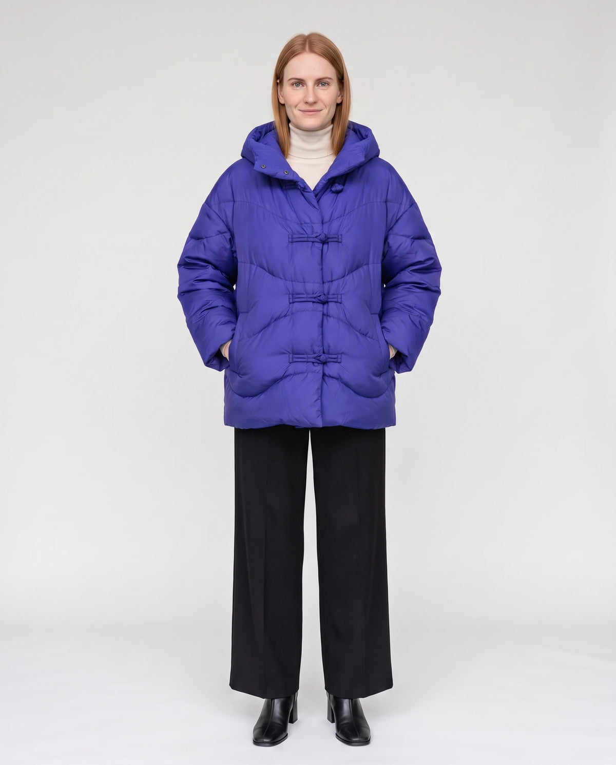 Doudoune courte oversize à capuche et brandebourgs Andréa en Bleu Roi, vue de face en pied, brandebourgs fermés