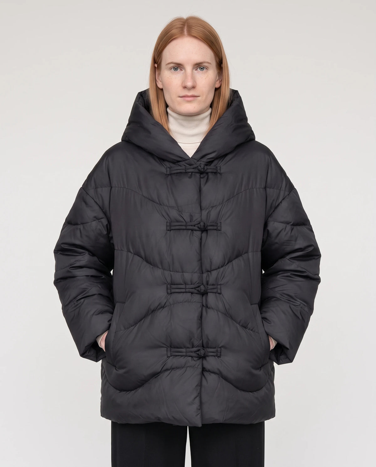 Doudoune courte oversize à capuche et brandebourgs Andréa en Noir, plan rapproché, brandebourgs fermés, capuche baissée