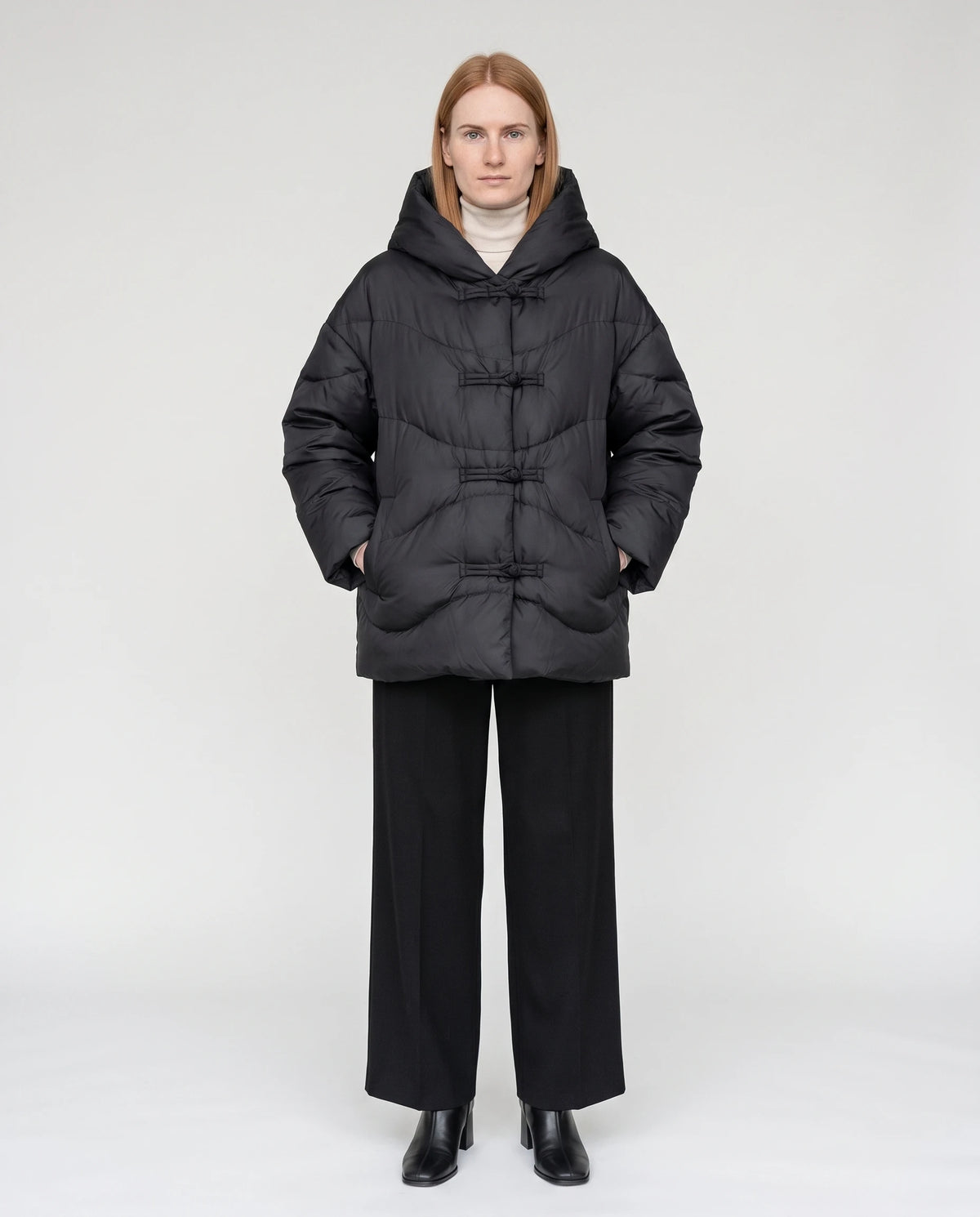 Doudoune courte oversize à capuche et brandebourgs Andréa en Noir, vue de face en pied, brandebourgs fermés