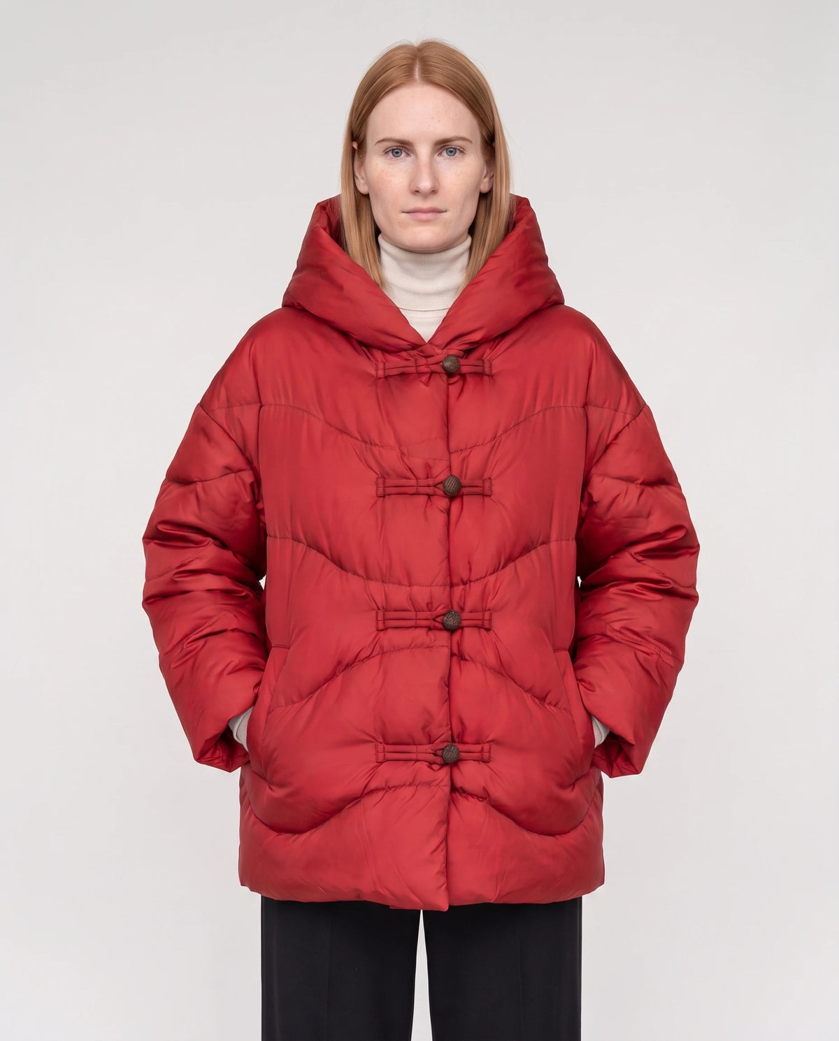 Doudoune courte oversize à capuche et brandebourgs Andréa en Rouge, plan rapproché, brandebourgs fermés, capuche baissée