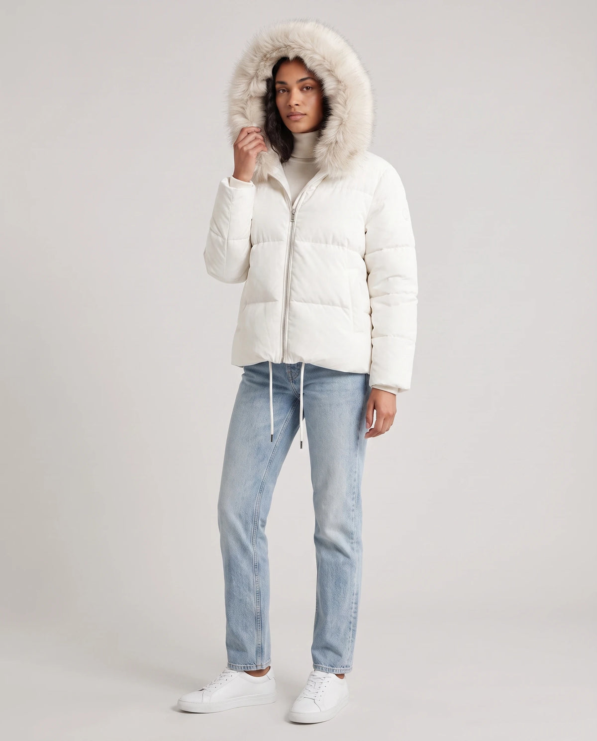 Doudoune courte oversize à capuche fausse fourrure Anna en Blanc, vue de trois quarts, grande capuche fausse fourrure relevée