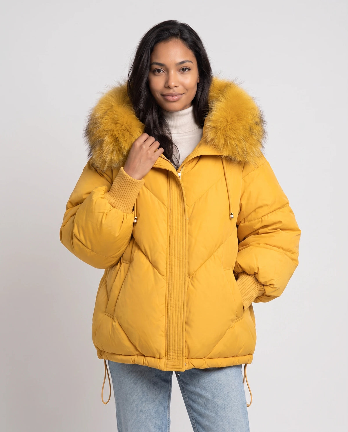Doudoune courte oversize à capuche fausse fourrure Anna en Jaune Moutarde, plan rapproché de face, zippée, capuche baissée