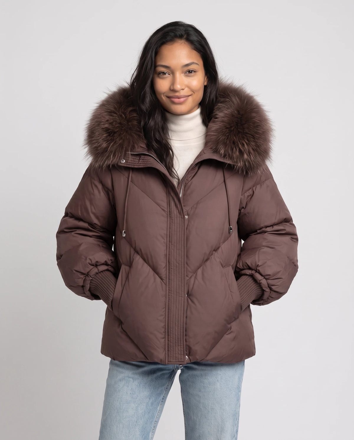 Doudoune courte oversize à capuche fausse fourrure Anna en Marron, plan rapproché de face, zippée, capuche baissée