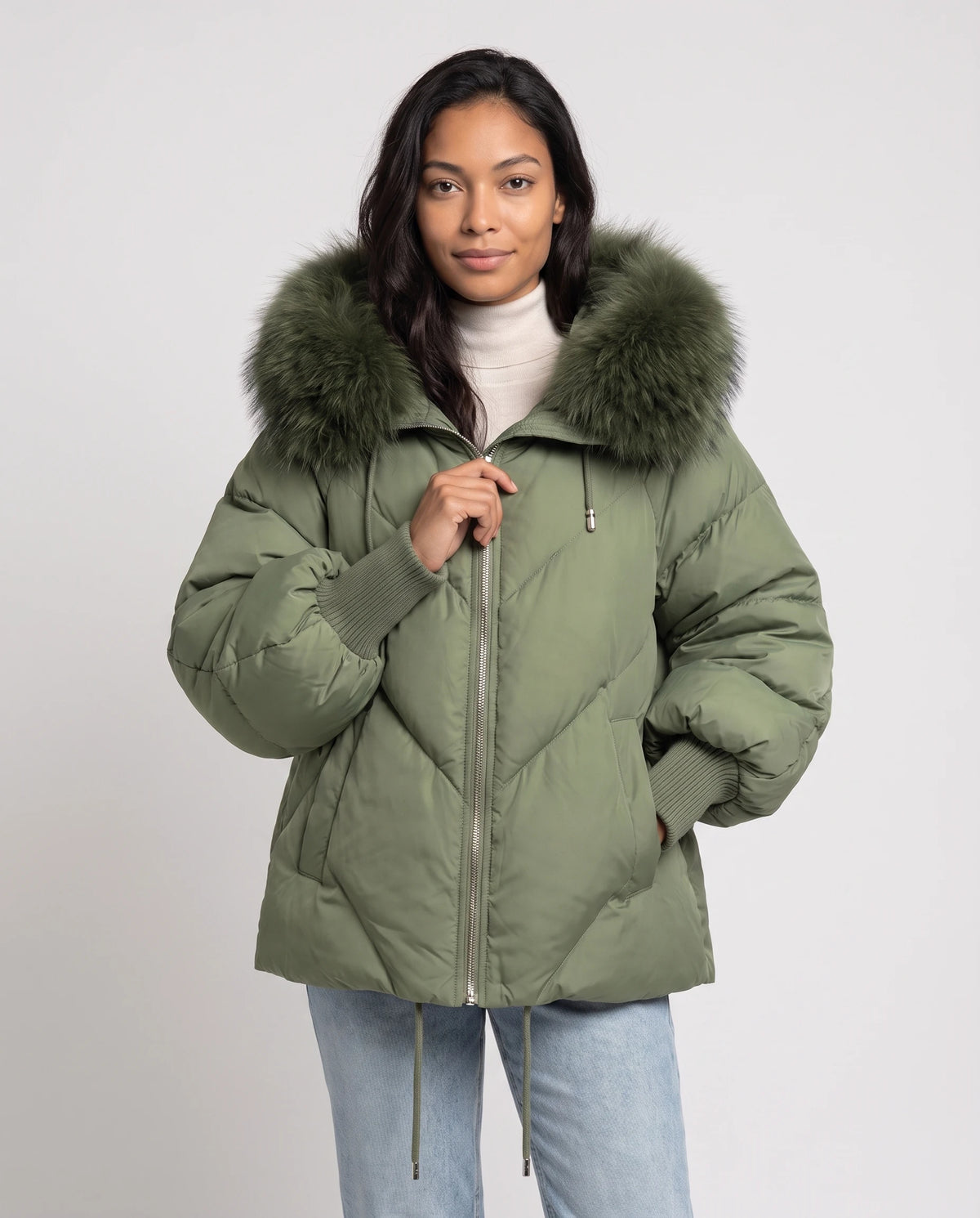 Doudoune courte oversize à capuche fausse fourrure Anna en Vert Olive, plan rapproché de face, zippée, capuche baissée