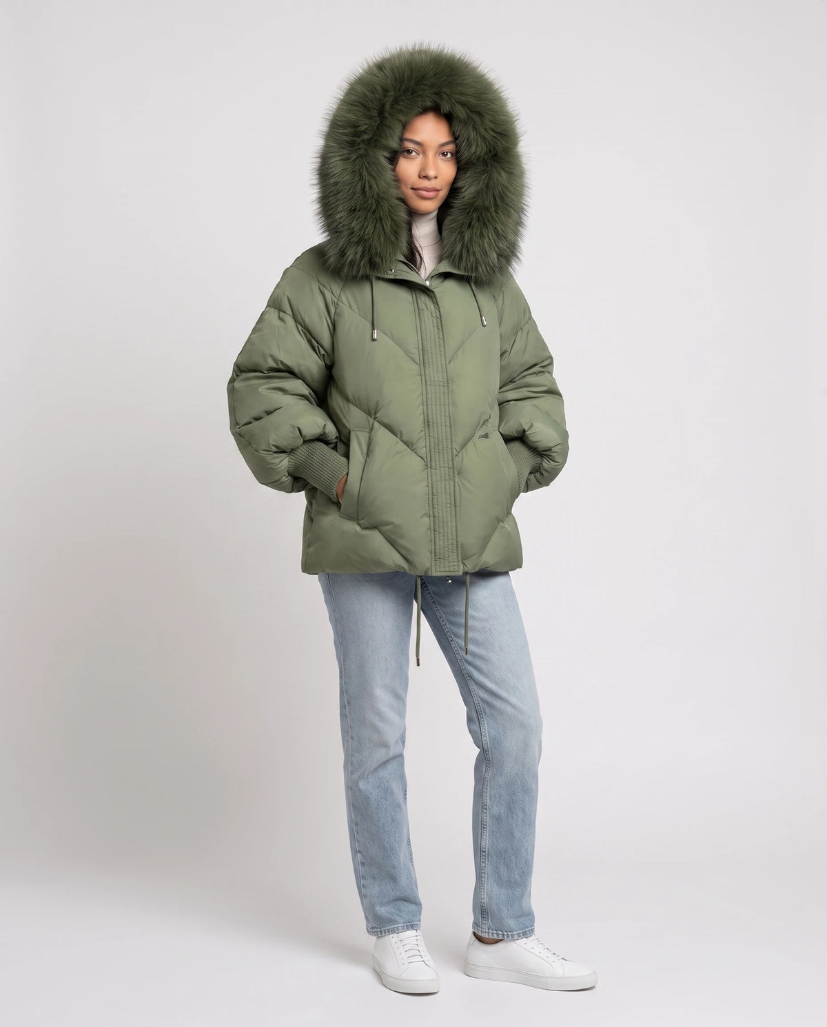 Doudoune courte oversize à capuche fausse fourrure Anna en Vert Olive, vue de trois quarts, grande capuche fausse fourrure relevée