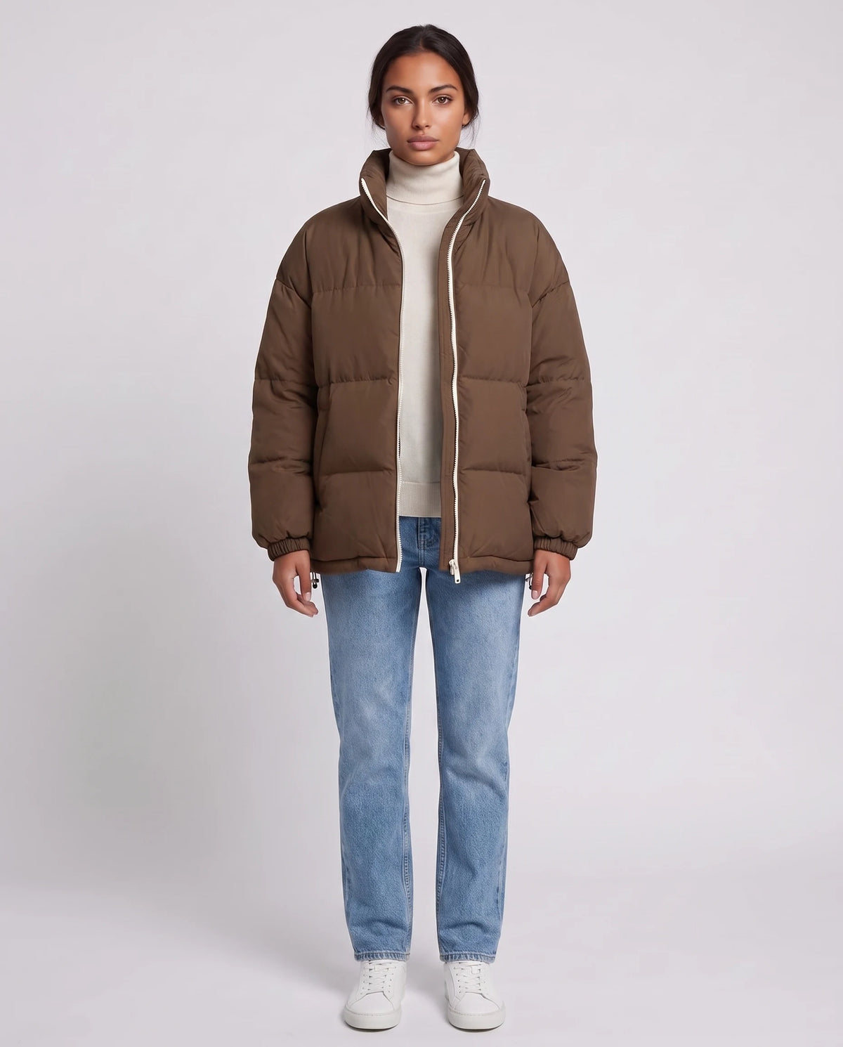 Kurze Oversize-Steppjacke mit Stehkragen und Kontrast-Reissverschluss Alice in Schokolade, Nahaufnahme von vorn, Stehkragen hochgestellt