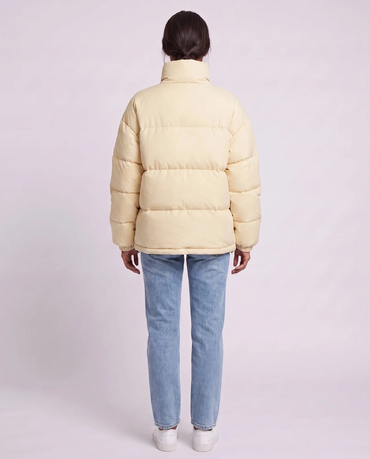 Doudoune courte oversize col montant zip contrasté Alice en Crème, vue de dos, caissons horizontaux