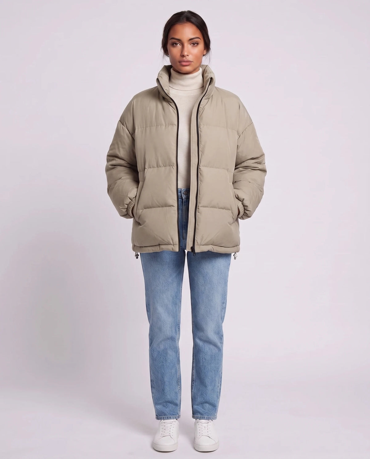 Doudoune courte oversize col montant zip contrasté Alice en Grège, vue de face en pied, zip contrasté fermé