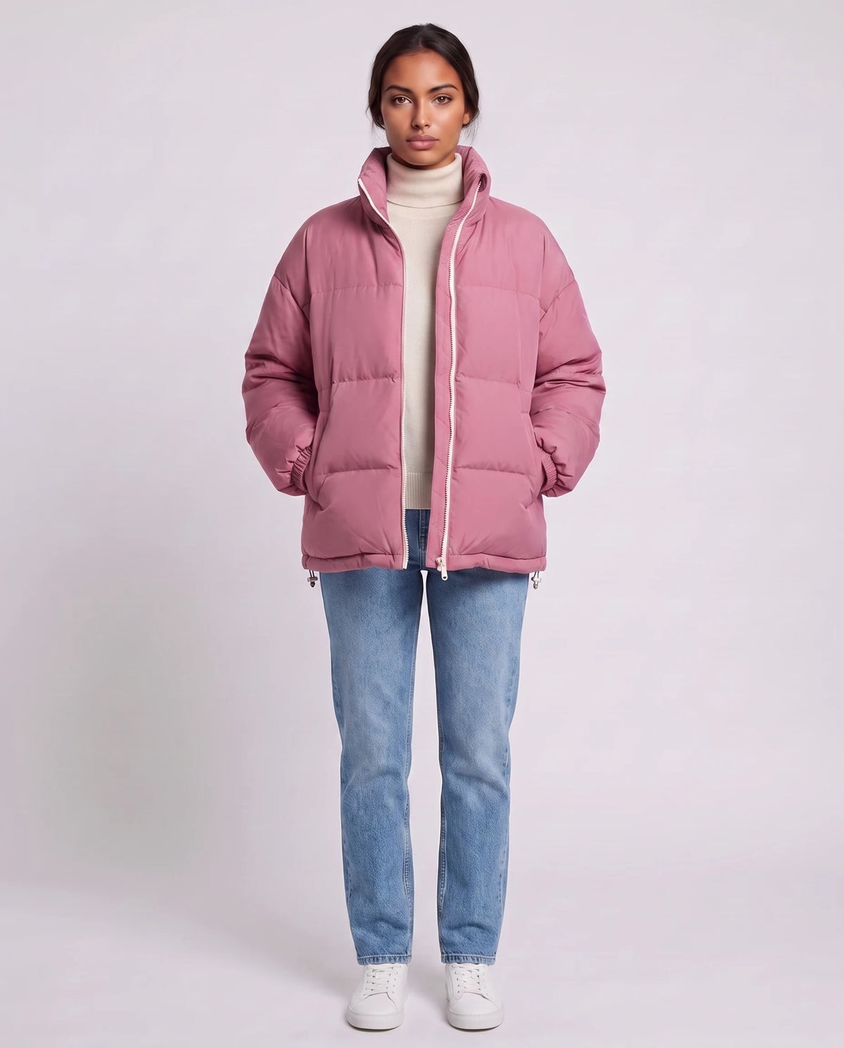 Doudoune courte oversize col montant zip contrasté Alice en Rose, vue de face en pied, zip contrasté fermé