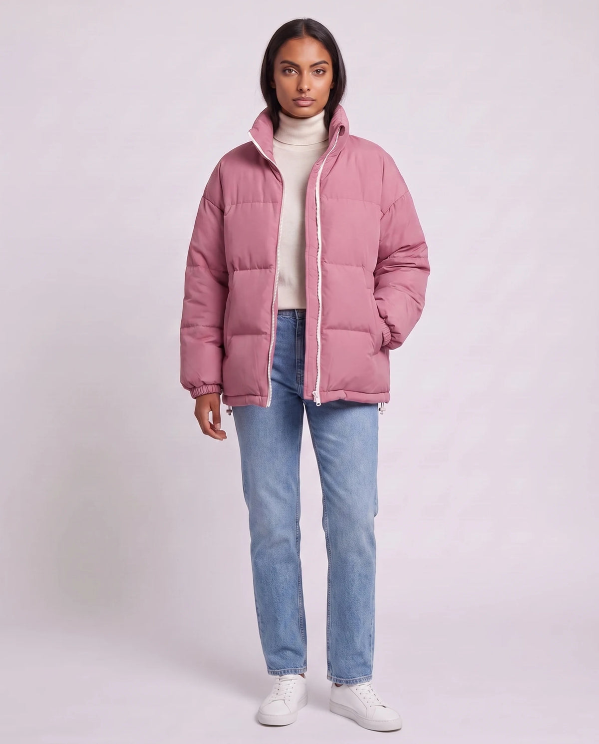 Doudoune courte oversize col montant zip contrasté Alice en Rose, vue de trois quarts, col montant fermé jusqu'au menton