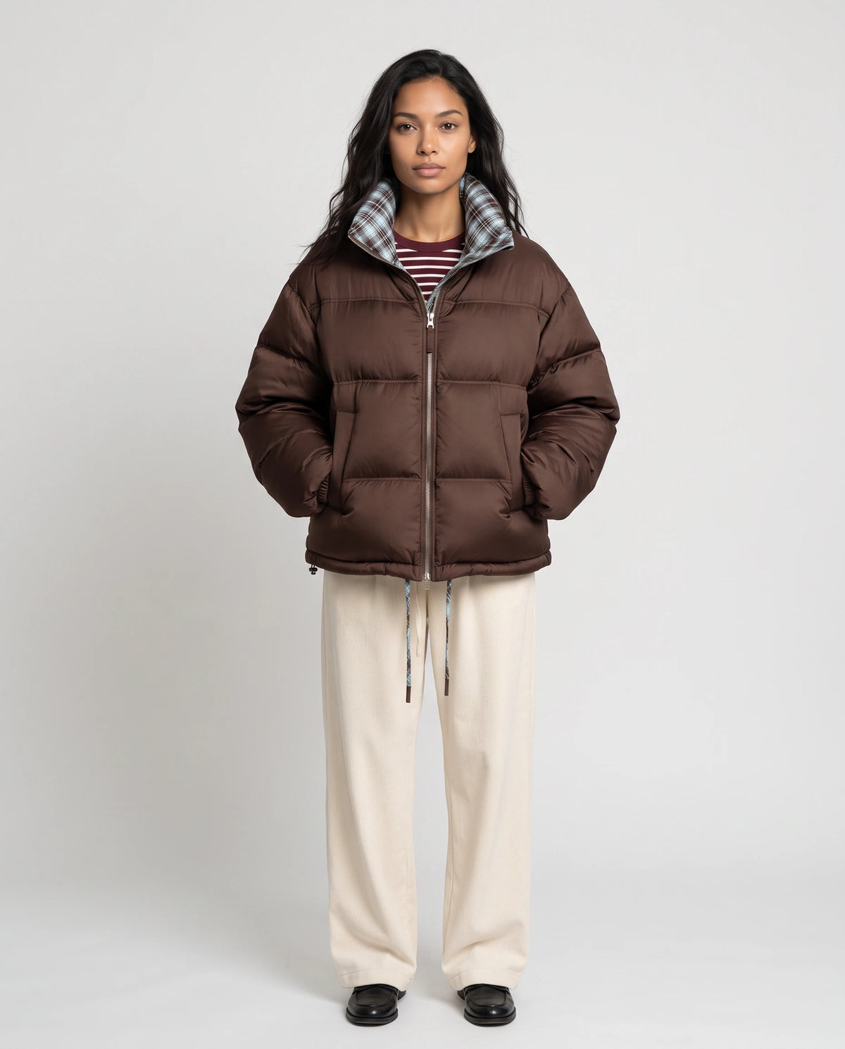 Kurze Wende-Steppjacke mit Tartan und Stehkragen Eve in Schokolade / Tartan, Vorderansicht in ganzer Länge, Schokoladenseite, geschlossen