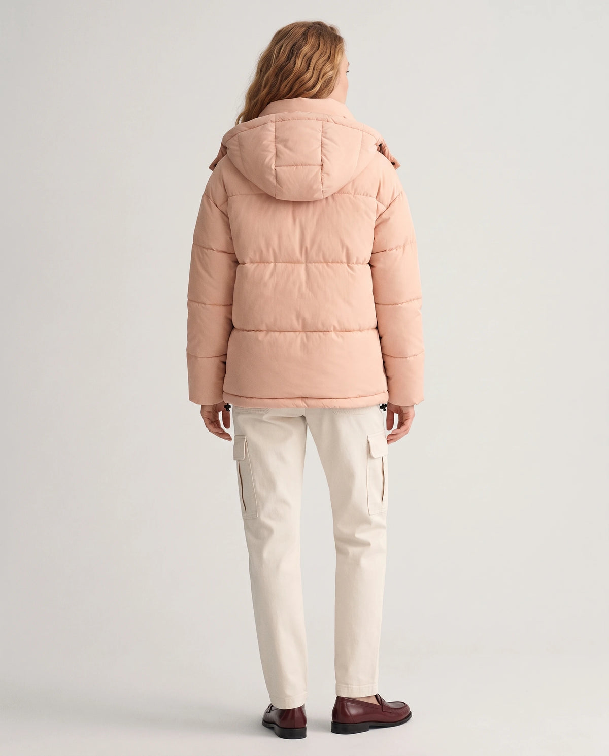 Doudoune courte oversize à capuche Lubine en Rose Pêche, vue de dos, capuche en volume et matelassage horizontal