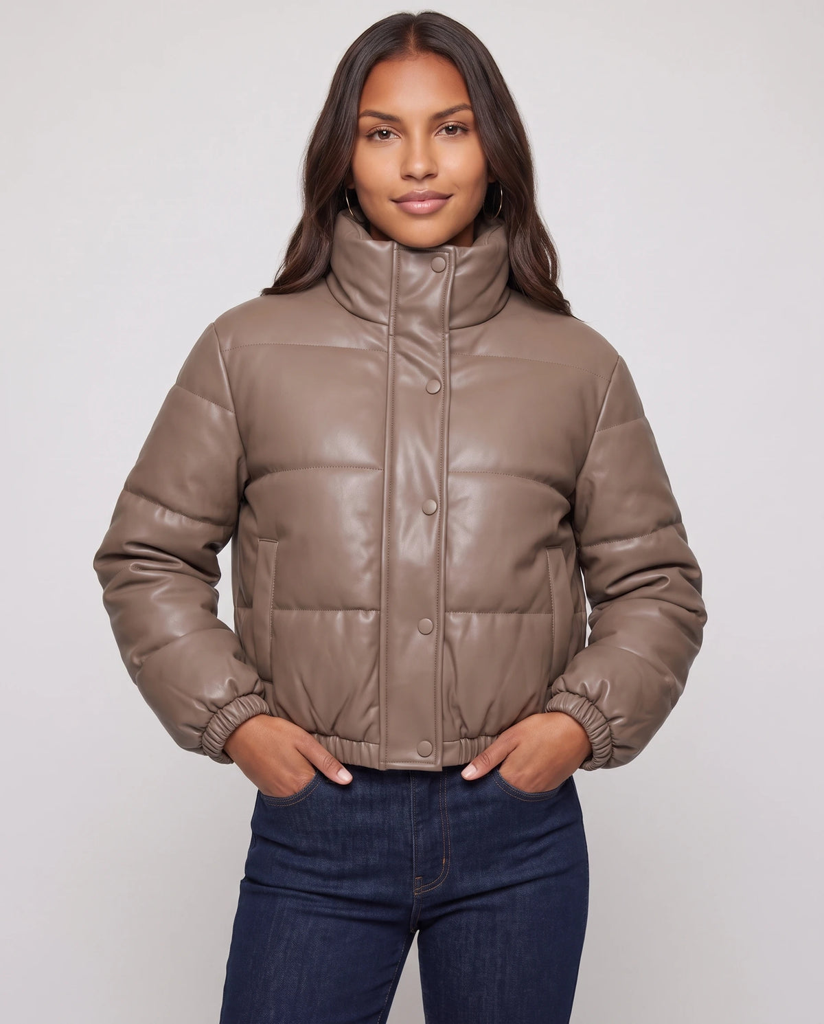 Kurze Steppjacke aus beschichtetem Stoff Alaïs in Taupe, Nahaufnahme von vorn