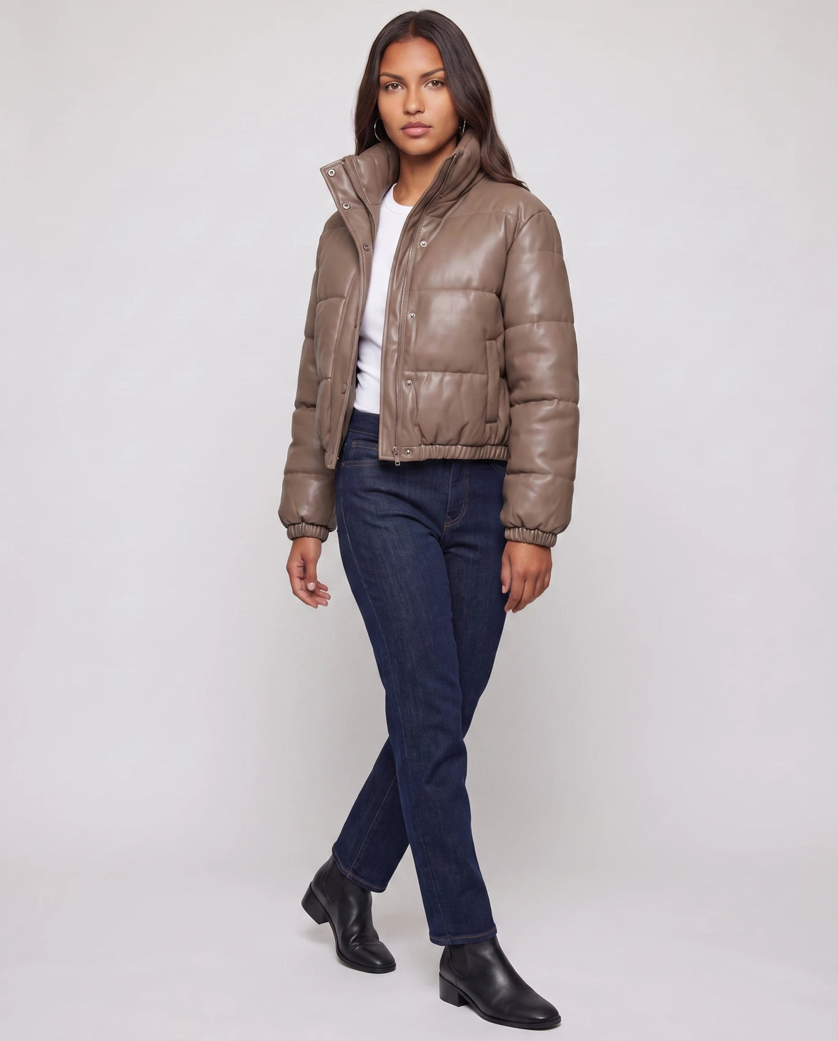 Kurze Steppjacke aus beschichtetem Stoff Alaïs in Taupe, Dreiviertelansicht