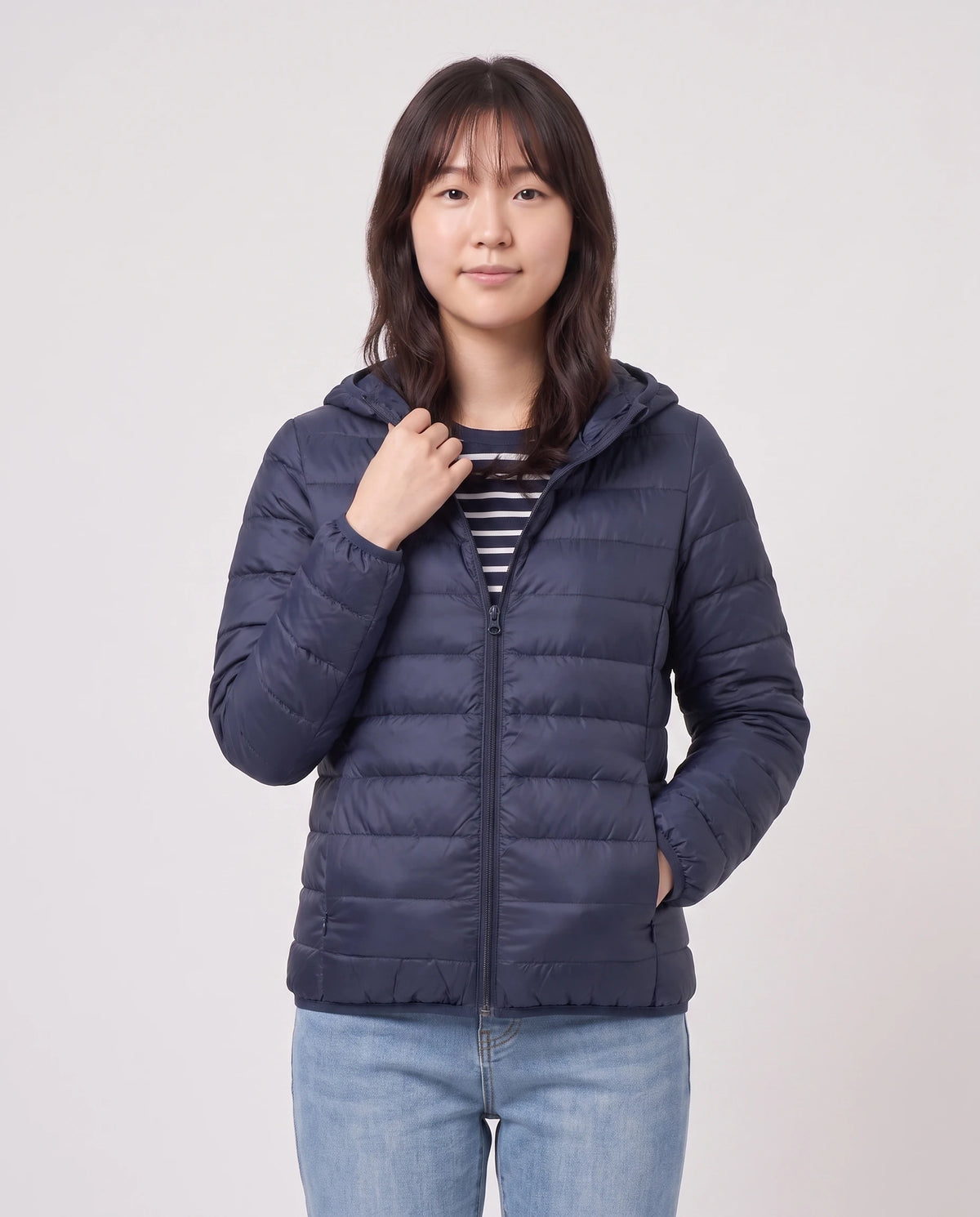 Doudoune courte ultra-légère à capuche pliable Florence en Bleu Marine, plan rapproché, zippée, capuche baissée