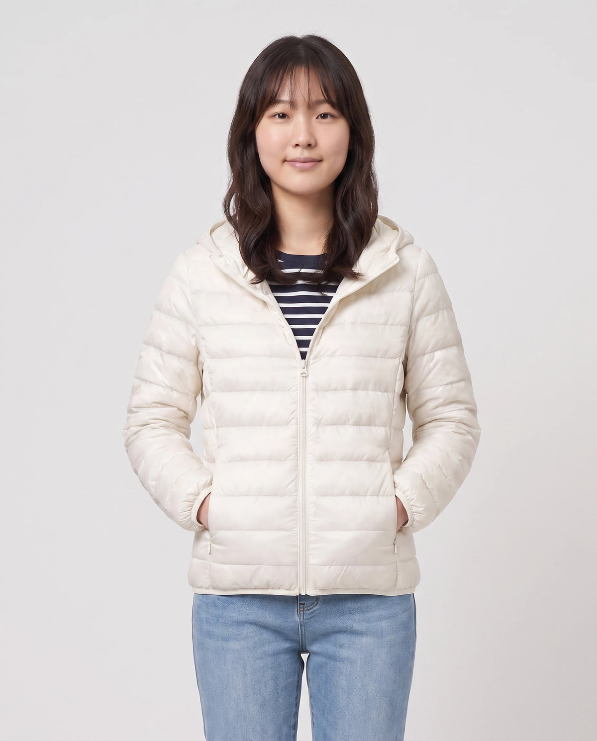 Ultraleichte kurze Steppjacke mit Kapuze Florence in Ecru, Nahaufnahme, geschlossen, Kapuze unten