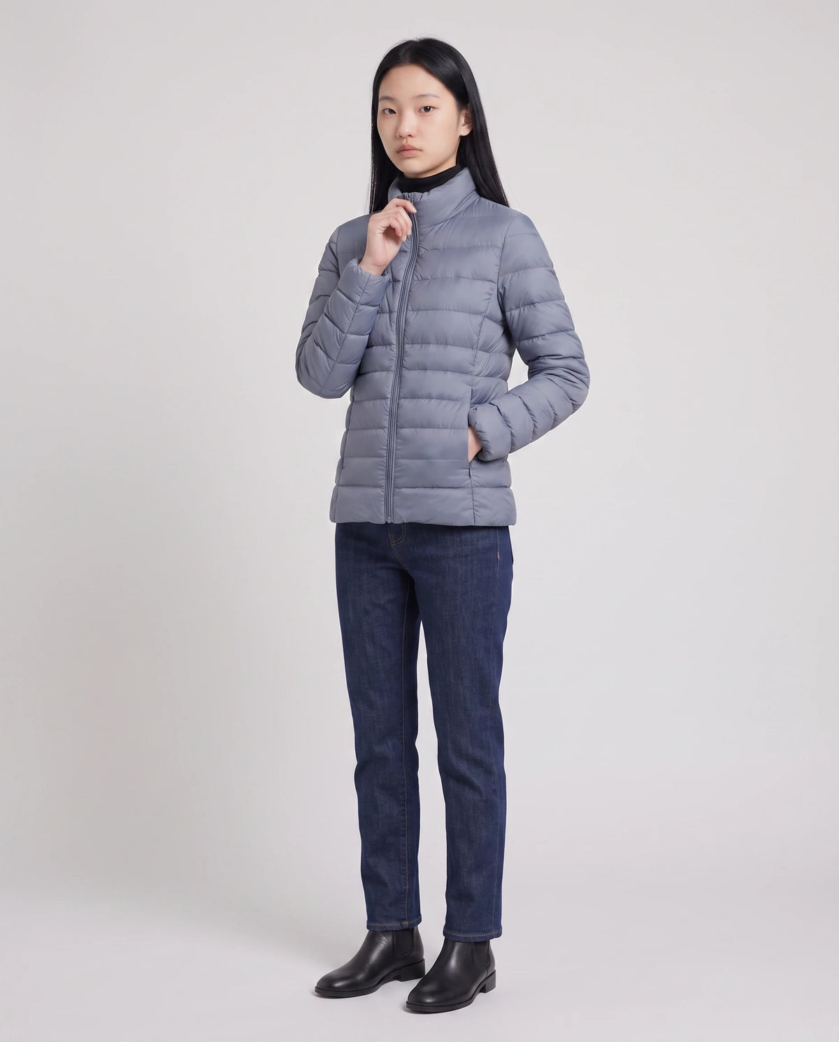 Ultraleichte kurze Steppjacke mit Stehkragen Myriam in Dunstblau, Dreiviertelansicht, Hand am Kragen
