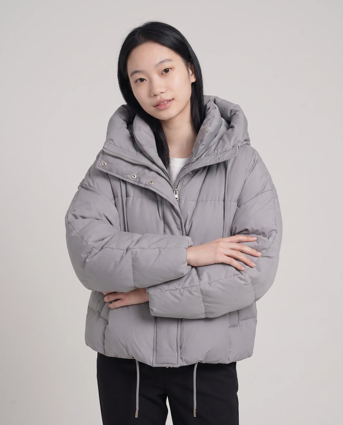 Cropped Pufferjacke mit Kapuze Sabelline in Grau, Nahaufnahme von vorn
