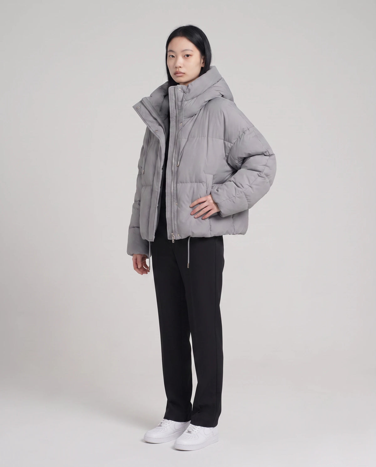 Cropped Pufferjacke mit Kapuze Sabelline in Grau, Dreiviertelansicht
