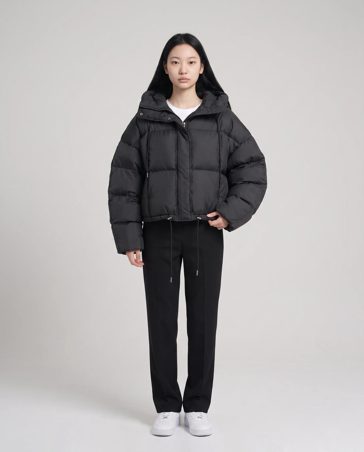 Cropped Pufferjacke mit Kapuze Sabelline in Schwarz, Vorderansicht in ganzer Länge
