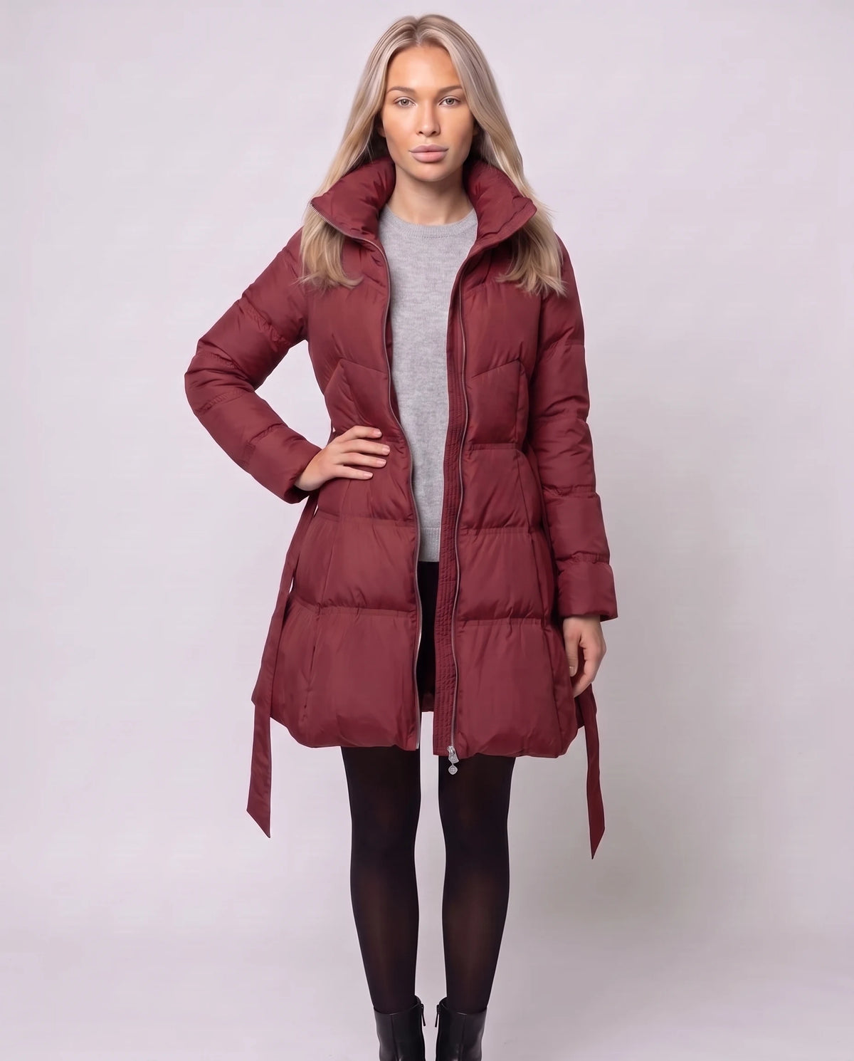 Doudoune évasée à nœud Fanny en Rouge Grenat, portée ouverte, ceinture libre, sur un pull gris clair