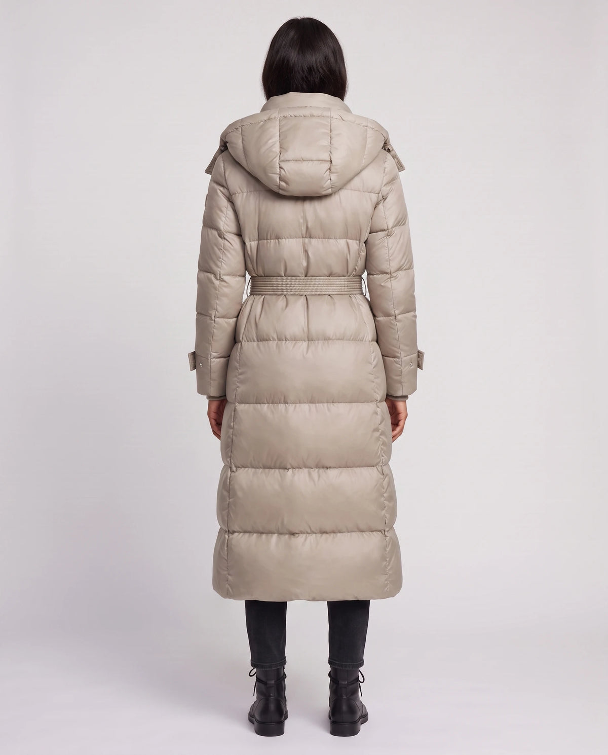 Doudoune extra-longue brillante à capuche et ceinture à boucle Carole en Beige, vue de dos, ceinture, capuche baissée