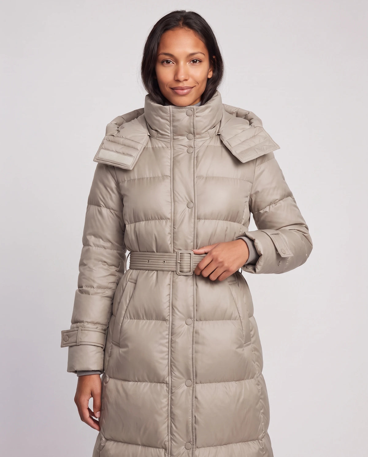 Extralange glänzende Steppjacke mit Kapuze und Schnallengürtel Carole in Beige, Nahaufnahme, Stehkragen, Druckknöpfe, Schnalle und Ärmelriegel