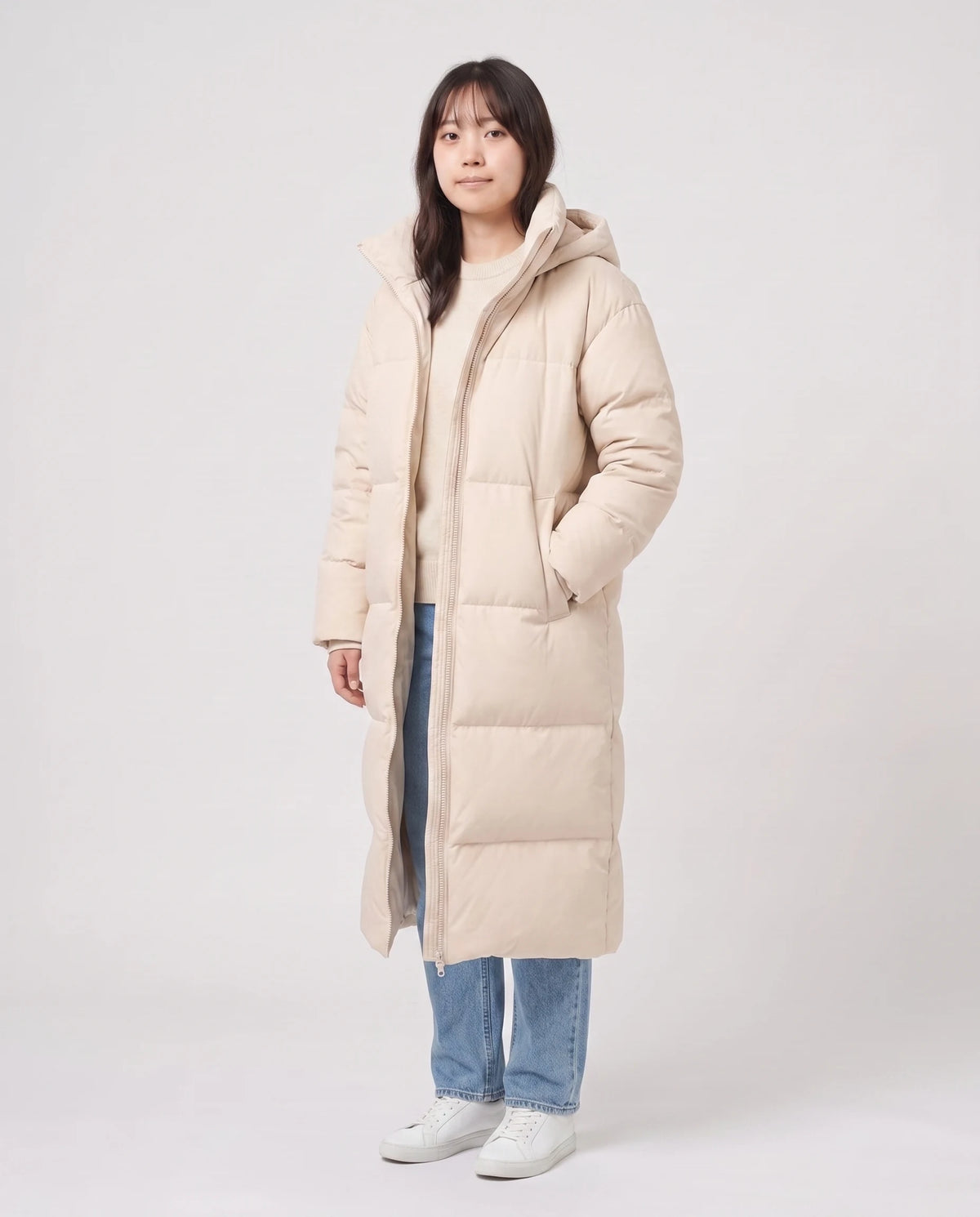 Doudoune extra-longue à capuche amovible Nolwenn en Beige, vue de trois quarts, capuche retirée, col montant seul