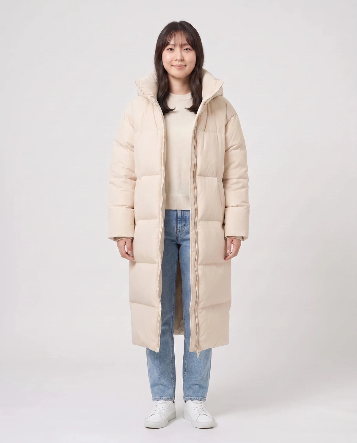 Doudoune extra-longue à capuche amovible Nolwenn en Beige, portée ouverte sur un pull écru, doublure visible